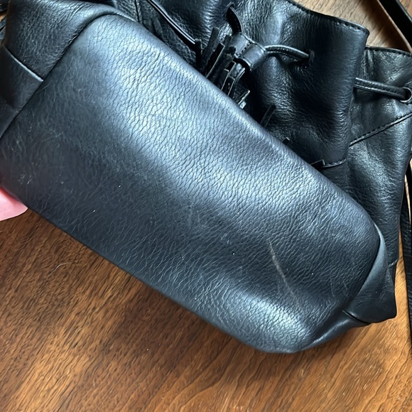 Vince Camuto black leather bucket crossbody bag, cinch top and tassels - Picture 4 of 17